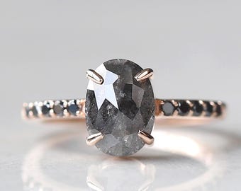 Anillo de compromiso de oro rosa de 14 quilates con diamantes de sal y pimienta ovalados