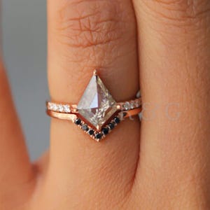 Unique Kite Salt and Pepper Diamond Ring Set, 14K Gold Kite Diamond Engagement Ring Set, Stackable Wedding Ring Set