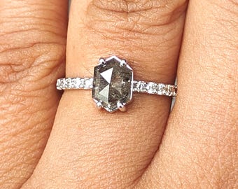 Anillo de compromiso de oro blanco de 14 quilates con diamantes hexagonales grises y sal y pimienta