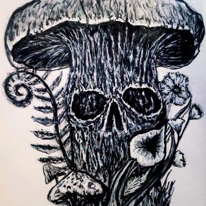 Könnte beinhalten: Schwarz-Weiß-Illustration eines Pilzes mit schädelähnlichem Gesicht. Das Kunstwerk zeigt eine detaillierte Darstellung des Hutes und Stiels des Pilzes, mit umliegenden Farnen, Blumen und kleineren Pilzen. Der Stil erinnert an eine Feder- und Tuschzeichnung.