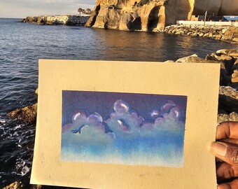 Nubes de algodón de azúcar de ensueño. Obra de arte original en pastel al óleo. Lindo cuadro pequeño de 15 x 21 cm. Decoración de cielo azul y morado. Regalo de arte original asequible.