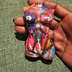 Handbemalte weibliche Torso-Skulptur in kräftigen abstrakten Farben, Body Art Wohnkultur, einzigartiger Boho-Regalakzent