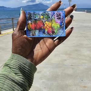 Adesivo originale in stile graffiti, tagliato a mano, di medie dimensioni, con nuvole arcobaleno e arte astratta