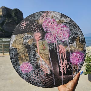 Graffiti floreali vittoriani, arte murale steampunk, francobolli d'epoca, strati di rose rosa, carta strappata, ingranaggi steampunk e scritte a mano