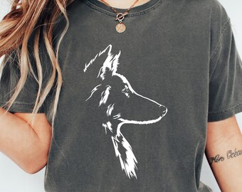 Puede incluir: Una camiseta gris oscuro con un contorno blanco de la cabeza de un perro en la parte delantera. El texto "PEPPER" es visible en la parte inferior de la imagen.