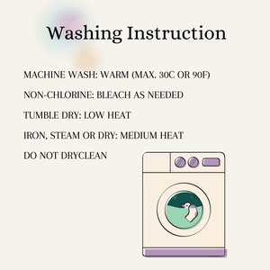 以下が含まれることがあります： 上部に「Washing Instruction」の文字が入ったベージュ色のグラフィック。下に洗濯表示があります。洗濯機で温水洗い（最大30℃または90F）、必要に応じて非塩素系漂白剤、タンブル乾燥弱、アイロン、スチームまたはドライ中温、ドライクリーニング不可。下部に漫画の洗濯機があります。