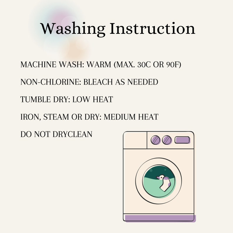 以下が含まれることがあります： 上部に「Washing Instruction」の文字が入ったベージュ色のグラフィック。下に洗濯表示があります。洗濯機で温水洗い（最大30℃または90F）、必要に応じて非塩素系漂白剤、タンブル乾燥弱、アイロン、スチームまたはドライ中温、ドライクリーニング不可。下部に漫画の洗濯機があります。