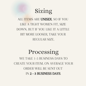 以下が含まれることがあります： クリーム色の背景にテキスト。テキストは「Sizing」と書かれており、ユニセックスアイテムの指示があり、タイトなフィット感の場合はサイズを小さく、ルーズなフィット感の場合は通常サイズを取るようにアドバイスしています。下に「Processing」があり、1〜5営業日の作成時間と2〜3営業日の発送について詳しく説明しています。