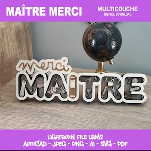 Può includere: Un'insegna in legno multistrato con le parole francesi "MAÎTRE MERCI" e "merci MAÎTRE". L'insegna presenta forme ritagliate di materiale scolastico. Un mappamondo è dietro l'insegna. Il testo "MULTICOUCHE DIGITAL DOWNLOAD" è sopra.