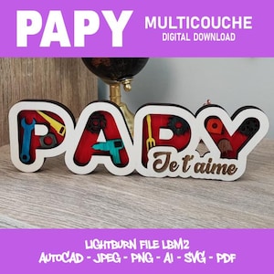 Peut inclure: Un panneau en bois épelant "PAPY" avec une bordure blanche et un intérieur rouge, avec des outils et l'expression "Je t'aime". Le panneau est un téléchargement numérique, avec les formats de fichiers listés ci-dessous. Le mot "PAPY" est en grandes lettres blanches.
