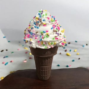 Faux Soft Serve Eistüte Decor - Streugarn, handgemachtes Fake Dessert
