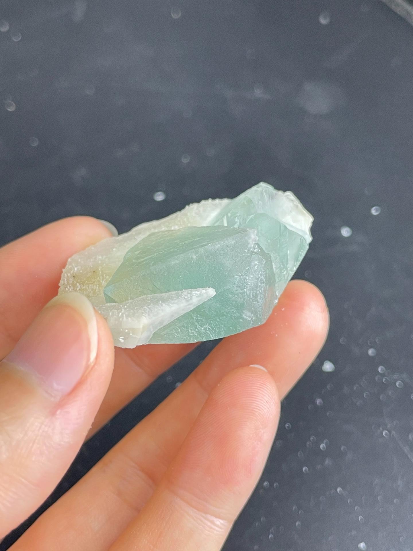 緑色の石英に蛍石 石英上の緑色八面体蛍石、中国江西省産緑色八面体蛍石鉱物標本