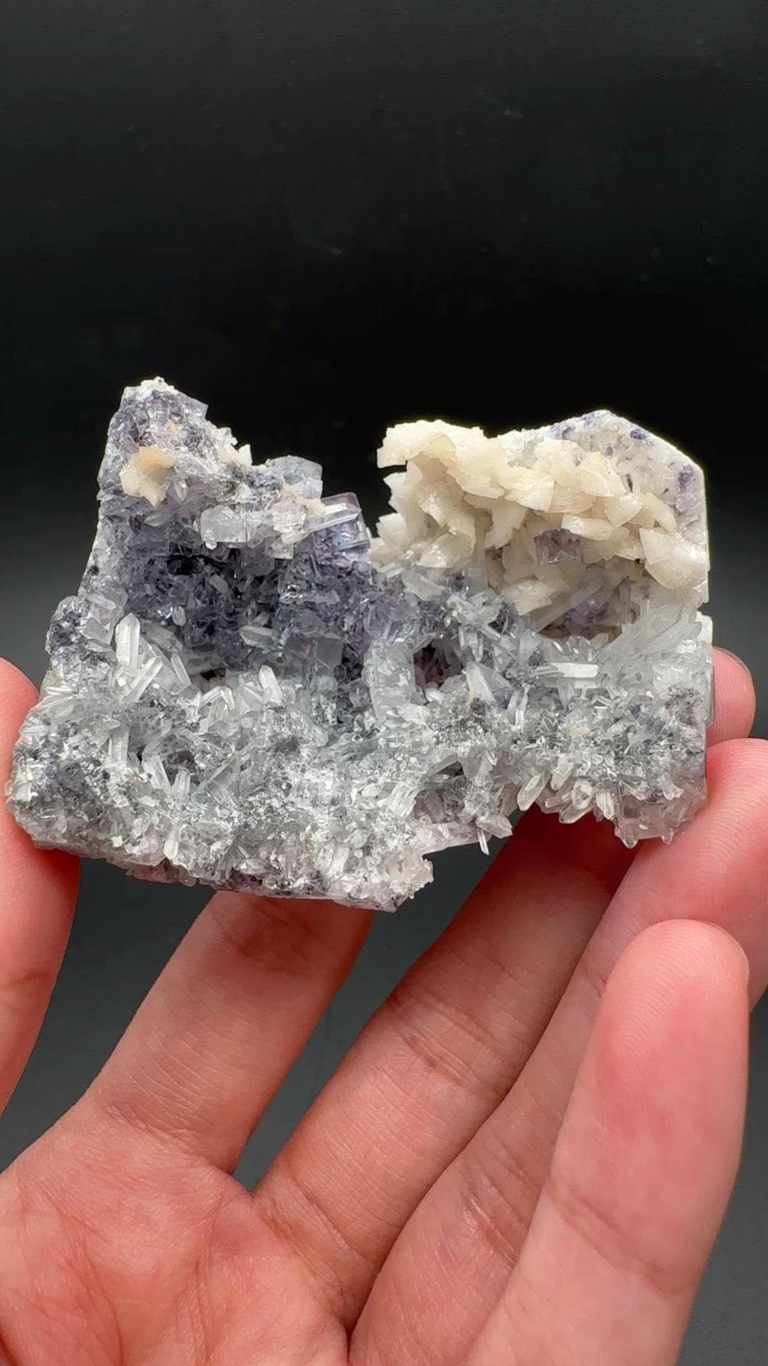 紫色の立方体蛍石と石英、中国湖南省上宝産の階段状蛍石鉱物標本