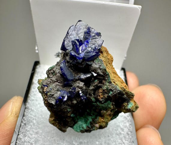 アズライト  鉱物標本 オンラインストア】 アズライトは深い青色が特徴の鉱物で、和名