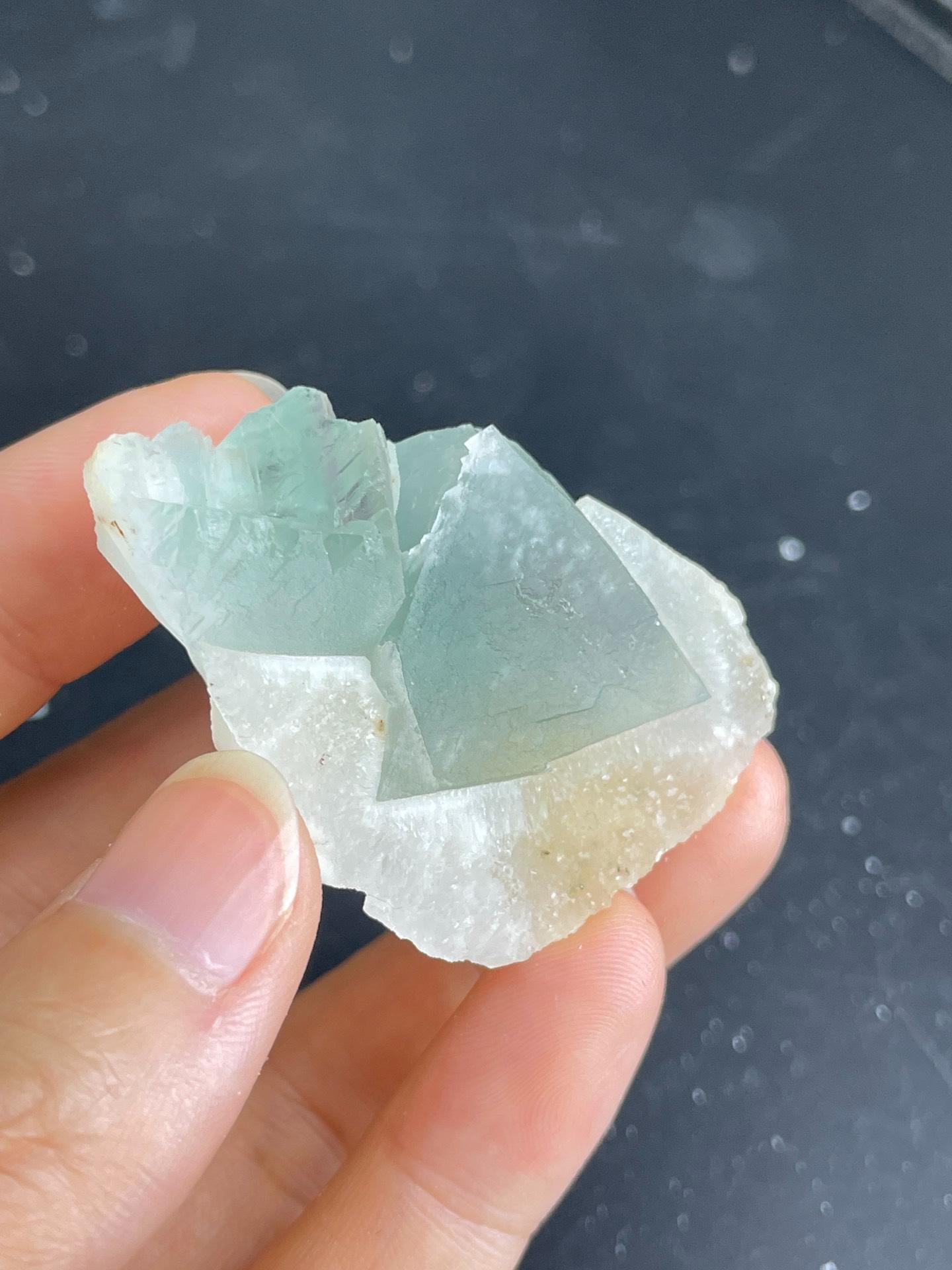 石英上の緑色八面体蛍石、中国江西省産緑色八面体蛍石鉱物標本、蛍石