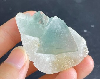 緑色の石英に蛍石 Amazon.co.jp: 緑蛍石鉱物標本天然石粗石結晶と石,重さ186g