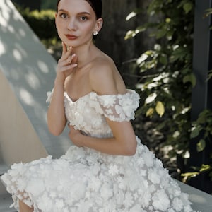 Off-shoulder mini-trouwjurk met kant, knielange tule bloemen