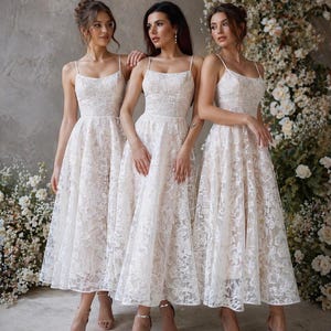 Vestido de noiva de renda com brilho, vestido de noiva midi floral com alças, vestido feito sob medida