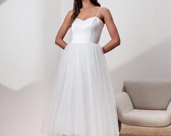 Abito da sposa, abito da sposa midi in tulle con spalline sottili per cerimonia civile e ricevimento.