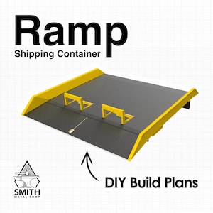 Könnte beinhalten: Eine schwarze und gelbe Rampe für einen Schiffscontainer, mit dem Wort "Ramp" in großen schwarzen Buchstaben. Der Text "Shipping Container" steht unter dem Wort "Ramp". Das Bild enthält auch den Text "DIY Build Plans" und ein Logo für Smith Metal Shop.