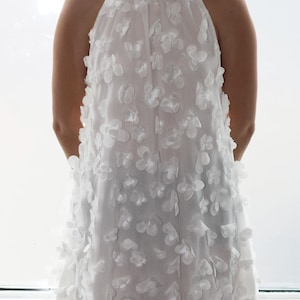 Abito bianco in raso con scollo a V.