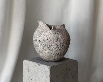 Ręcznie robiony wazon ceramiczny | Teksturowana glina kamionkowa | Forma rzeźbiarska