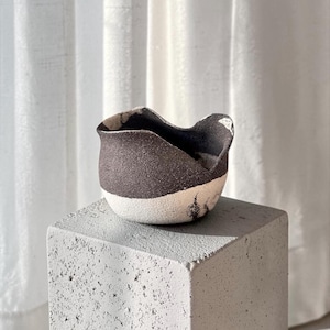 RA || Unieke vaas van steengoed met textuur | Zwart-witte klei | Sculpturaal modern decor