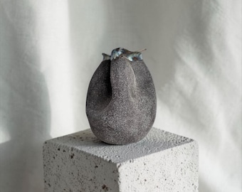 Jarrón de gres negro hecho a mano / Cerámica escultórica / Decoración moderna para el hogar