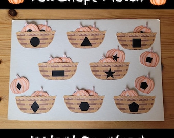 Może przedstawiać: Gra Fall Shape Match z ilustracjami dyni. Gra zawiera kosze z różnymi kształtami i dyniami. Tekst "Fall Shape Match" i "Instant Download" są wyświetlane na obrazie.