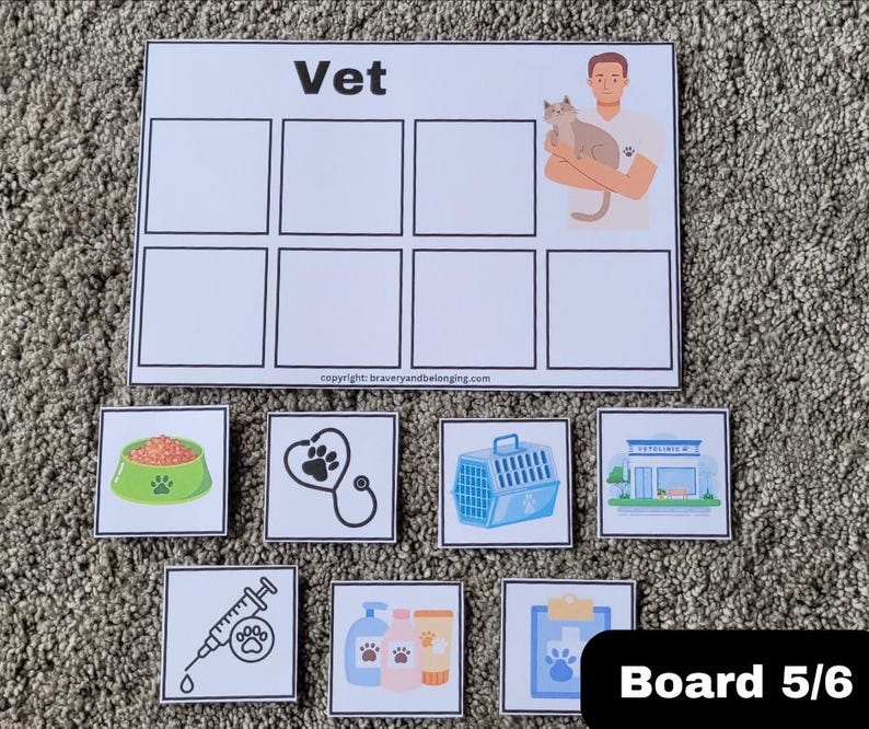 Op de afbeelding: Een printbaar bordspel voor kinderen met een dierenarts thema. Het bord heeft zes lege vakjes en een afbeelding van een dierenarts die een kat vasthoudt. Er zijn zes kleinere kaarten met afbeeldingen van een kattenmand, een stethoscoop, een kom met kattenvoer, een fles shampoo, een spuit en een dierenkliniek.