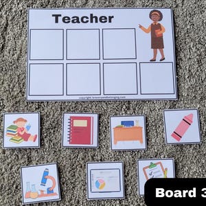 Op de afbeelding: Een printbare klasactiviteit voor leerkrachten. De activiteit heet "Teacher" en heeft zes lege vakjes die leerlingen kunnen invullen met plaatjes. De activiteit is op een witte achtergrond met zwarte tekst. Er zijn zes extra kaartjes met plaatjes van een leraar, een stapel boeken, een notitieboekje, een bureau, een kleurpotlood en een microscoop.