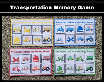 Op de afbeelding: Vier kleurrijke spelborden met de titel "Transportation Matching Game" erop gedrukt. Elk bord heeft een raster van negen vierkanten met afbeeldingen van verschillende vervoersmiddelen, waaronder auto's, vrachtwagens, vliegtuigen, boten, fietsen en scooters.