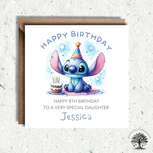 Puede incluir: Una tarjeta de cumplea&ntilde;os con un personaje de dibujos animados Stitch que lleva un gorro de fiesta y sostiene un pastel con velas. La tarjeta dice "Feliz 8&ordm; cumplea&ntilde;os a una hija muy especial Jessica".