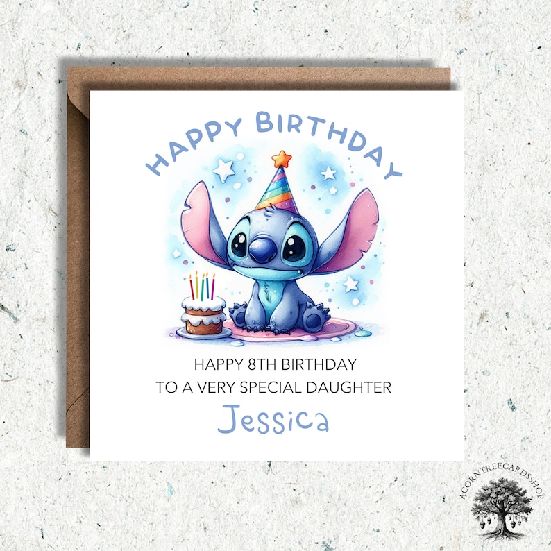 Puede incluir: Una tarjeta de cumplea&ntilde;os con un personaje de dibujos animados Stitch que lleva un gorro de fiesta y sostiene un pastel con velas. La tarjeta dice "Feliz 8&ordm; cumplea&ntilde;os a una hija muy especial Jessica".