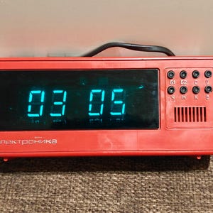 Relógio de mesa com display VFD ELEKTRONIKA 11-03 Funcionando bem Ucrânia Era Soviética
