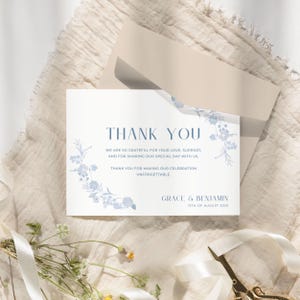 Cartão de Agradecimento Casamento Azul | Flores Românticas, Convite Digital Editável, Impressão, Download Instantâneo, Modelo Personalizável