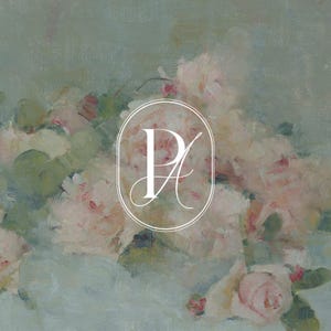 Puede incluir: Pintura impresionista de un ramo de rosas de color rosa pálido y follaje verde sobre un fondo azul-verdoso suave y apagado. Un óvalo blanco con las letras "PA" está centrado en la imagen.