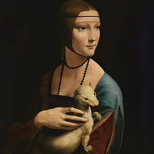 Könnte beinhalten: Eine Frau in einem blauen Kleid hält ein weißes Frettchen in ihren Armen. Sie trägt eine Perlenkette und ein Stirnband. Der Hintergrund ist dunkel.