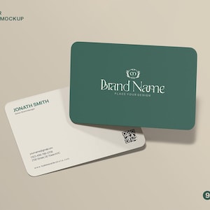 Könnte beinhalten: Ein Mockup von Visitenkarten mit abgerundeten Ecken. Eine Karte ist türkisgrün mit dem Schriftzug "Brand Name" und einem Logo. Die andere Karte ist weiß mit dem Namen "Jonath Smith" und Kontaktinformationen.