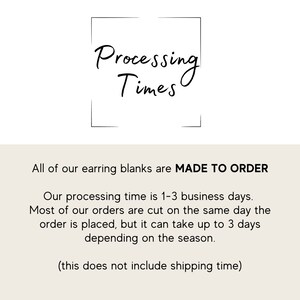 K&ouml;nnte beinhalten: Text, der "Processing Times" in einem schwarzen Kasten lautet. Unter dem Kasten steht der Text "Alle unsere Ohrringrohlinge werden AUF BESTELLUNG HERGESTELLT. Unsere Bearbeitungszeit betr&auml;gt 1-3 Werktage. Die meisten unserer Bestellungen werden am selben Tag geschnitten, an dem die Bestellung aufgegeben wird, aber es kann bis zu 3 Tage dauern, je nach Jahreszeit. (Dies beinhaltet nicht die Versandzeit)"