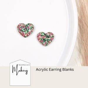Puede incluir: Dos pares de pendientes de acrílico en forma de corazón con un diseño de purpurina rosa, verde y dorado. Midwest Makery Blancos de pendientes de acrílico.