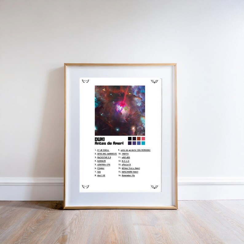 Op de afbeelding: Een ingelijste poster van het album Antes de Ameri van Duki. Het kunstwerk toont een levendige nevel met een centrale planeet en een rode laserstraal. Onder de afbeelding staat de tekst Duki Antes de Ameri naast een tracklist van 16 nummers.