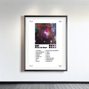 Op de afbeelding: Een ingelijste poster met de Duki Antes de Ameri albumhoes, een ruimte-nevelafbeelding, een kleurenpalet van zes vierkanten en een tracklist van zestien nummers. Het ontwerp staat op een witte achtergrond met kleine zwarte vleugeliconen.