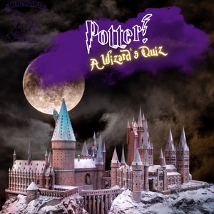 Puede incluir: Una escena nevada con el castillo de Hogwarts en el fondo. El castillo está iluminado por una luna llena y el texto "Potter! A Wizard's Quiz" está en primer plano.