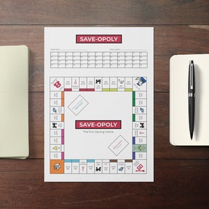 Puede incluir: Un juego de mesa imprimible llamado "Save-Opoly" con un tablero de estilo Monopoly y fichas. El juego está diseñado para ayudar a las personas a aprender sobre el ahorro.