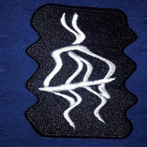 以下が含まれることがあります： 波打つ輪郭と、飛んでいる鳥のスタイリッシュなデザインが施された、黒と白の刺繍パッチです。