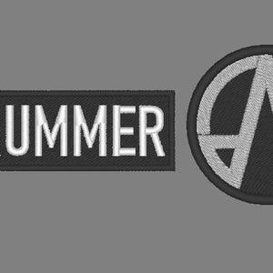 Puede incluir: Parche bordado en blanco y negro con la palabra "DRUMMER" en letras blancas y un símbolo "A" estilizado en blanco y negro.