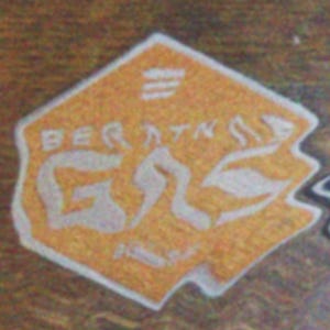 以下が含まれることがあります： 「BERATNS」というテキストとスタイリッシュなグラフィックデザインが施された黄色と白のパッチ