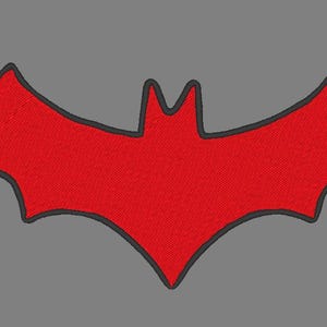 Puede incluir: Silueta de murciélago rojo con contorno negro. El murciélago es un símbolo común para los superhéroes.