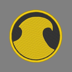 Puede incluir: Parche bordado con un diseño de ola amarilla dentro de un círculo negro, delineado con un borde amarillo. El parche está sobre un fondo gris, mostrando una puntada detallada y texturizada.